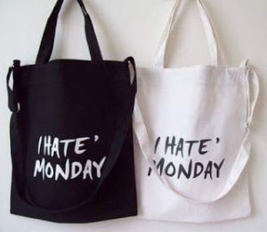 Nắm được lợi thế của chiếc túi xinh xắn này, một số nhà thiết kế đã cho ra đời túi vải thời trang đa dạng về màu sắc, mẫu mã dành cho các bạn trẻ.